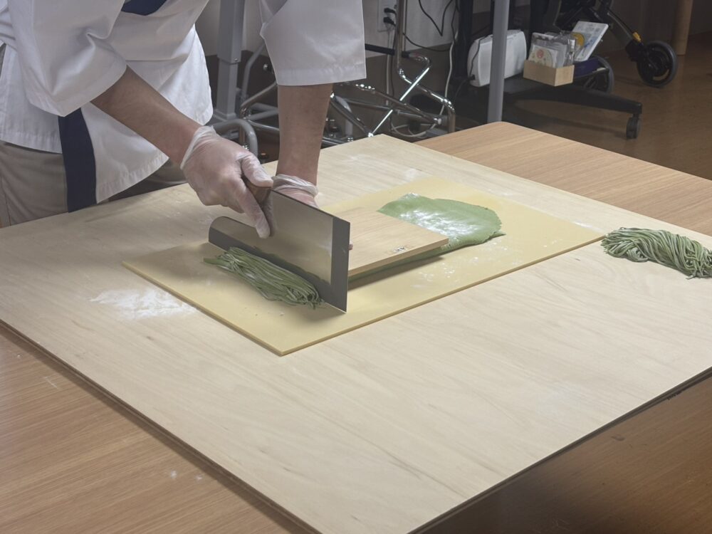 藤枝市老人ホーム_3月の蕎麦打ち茶蕎麦のなめこおろし蕎麦