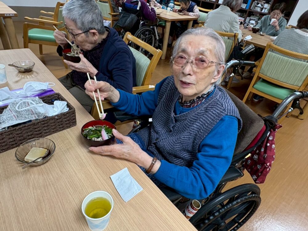 藤枝市老人ホーム_4月のおもてなし春野菜と豚肉蕎麦
