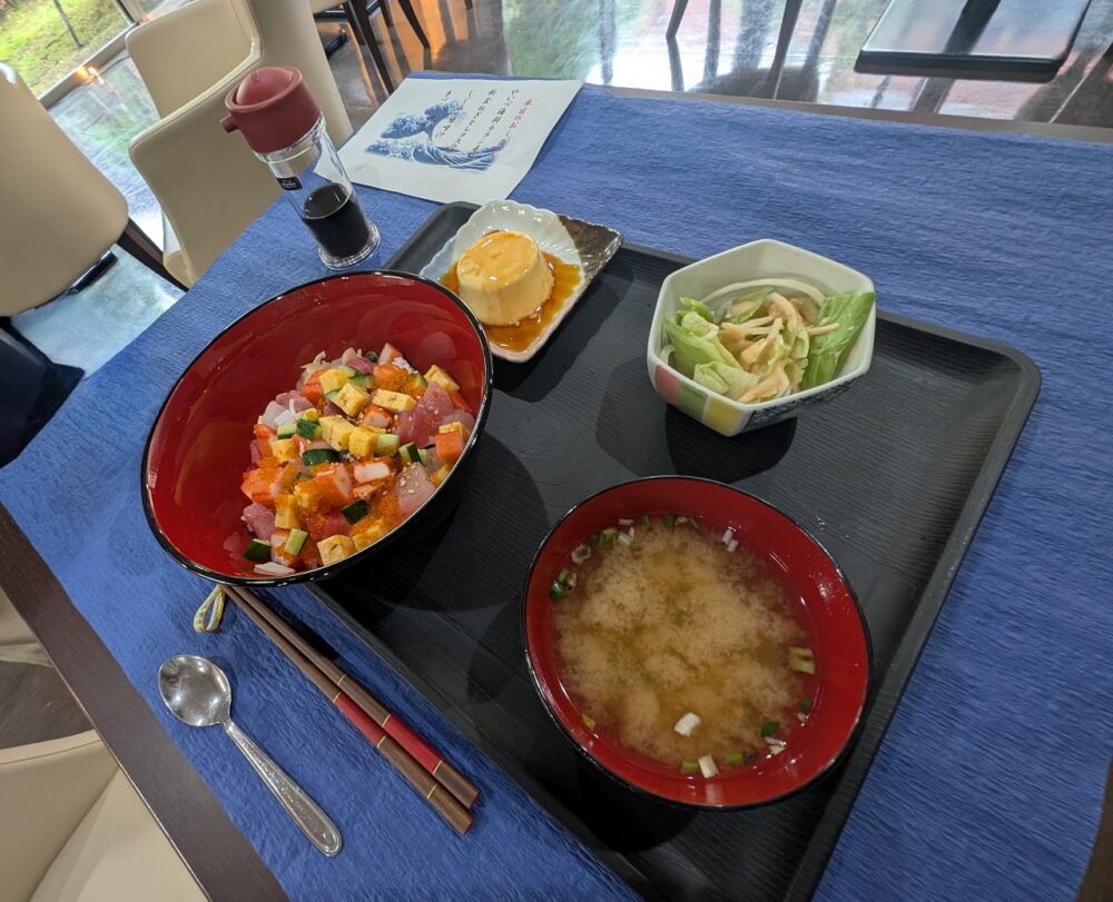静岡市葵区有料老人ホーム_お食事処花水木で海鮮ちらし寿司を楽しむ