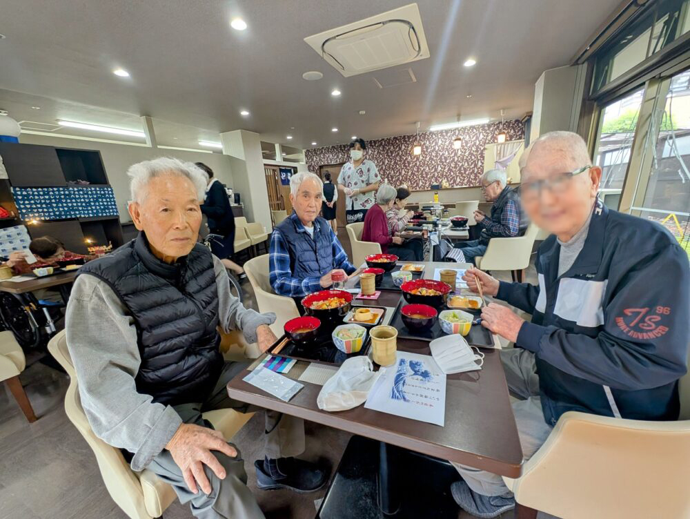 静岡市葵区有料老人ホーム_お食事処花水木で海鮮ちらし寿司を楽しむ