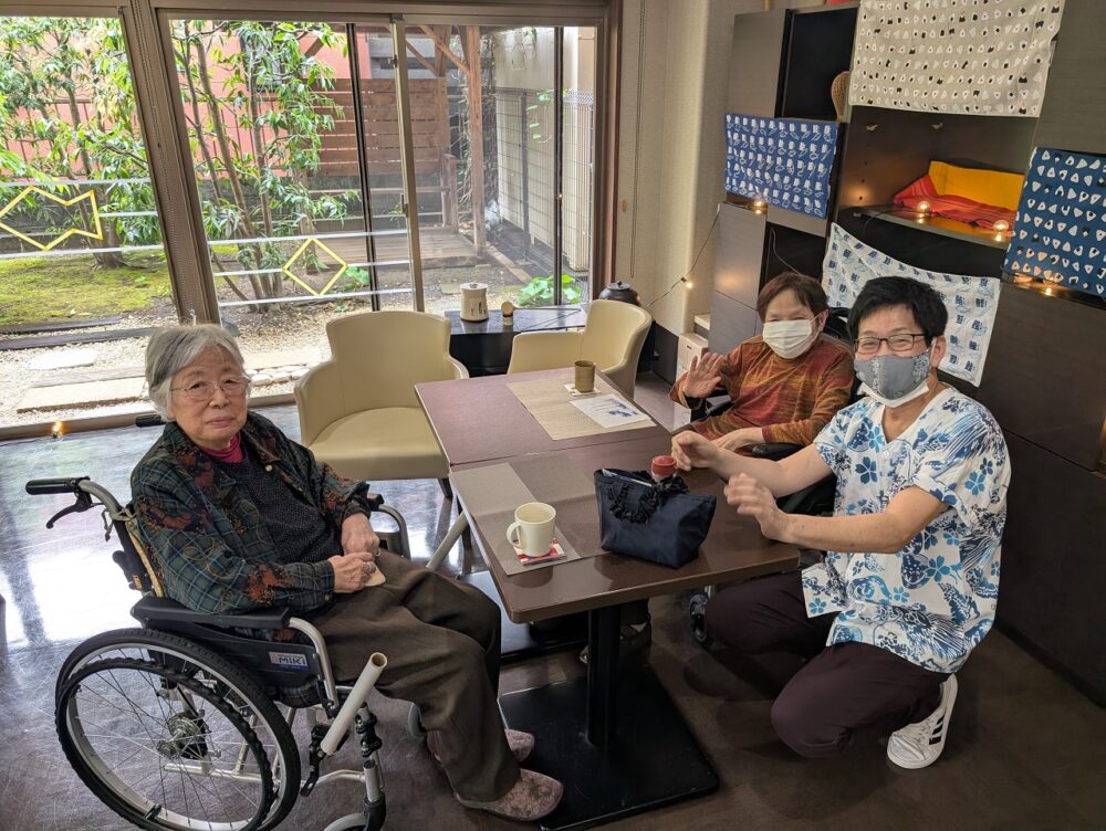静岡市葵区有料老人ホーム_お食事処花水木で海鮮ちらし寿司を楽しむ
