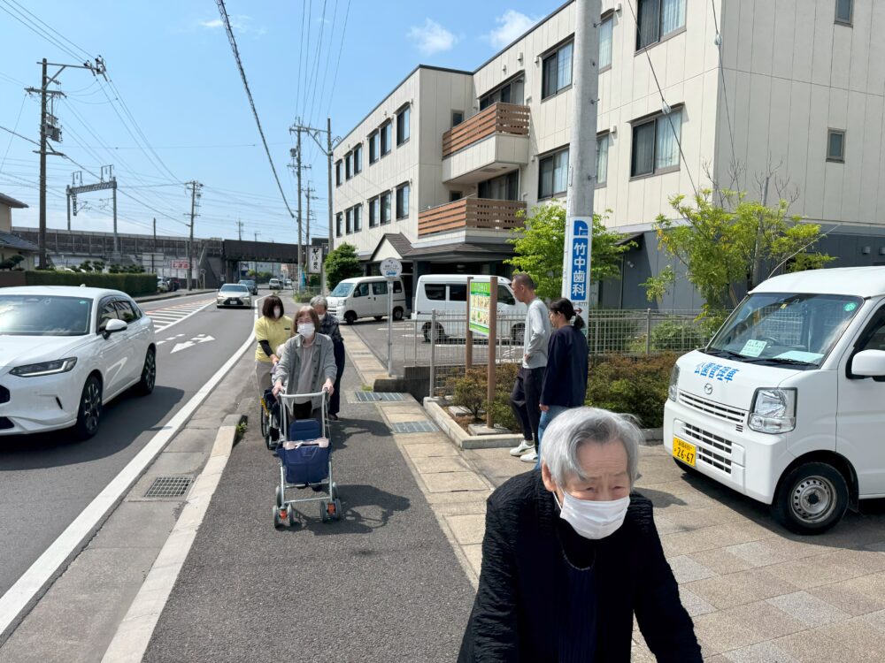 藤枝市老人ホーム_朝の散歩
