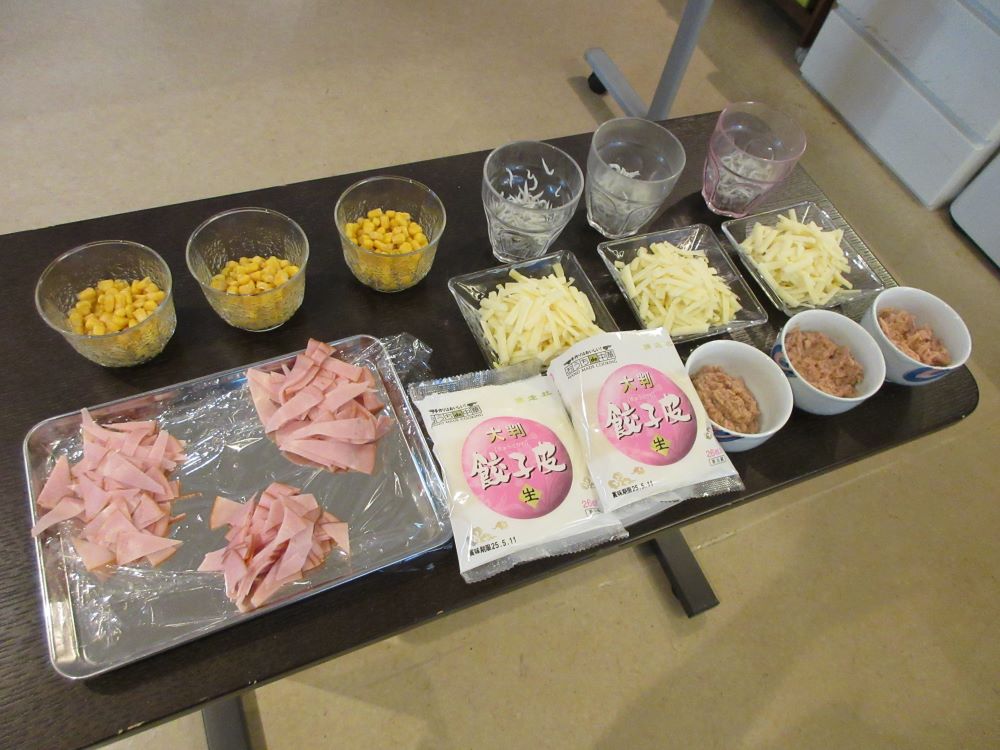 静岡市葵区老人ホーム_おやつレクミニピザ作り