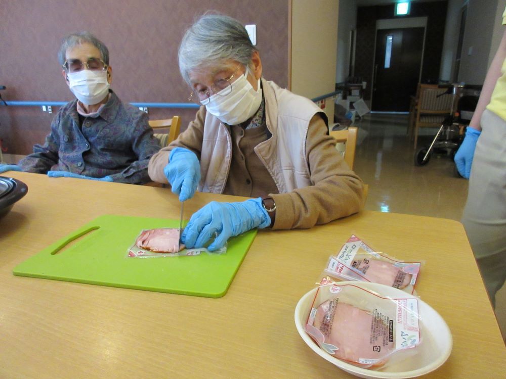 静岡市葵区老人ホーム_おやつレクミニピザ作り