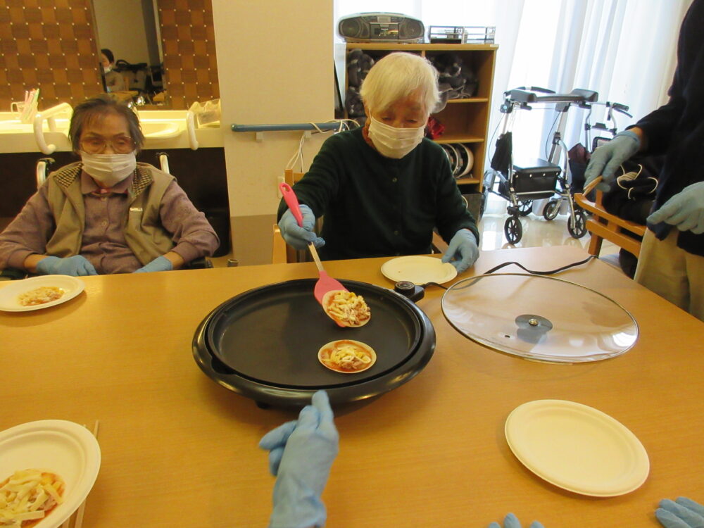 静岡市葵区老人ホーム_おやつレクミニピザ作り