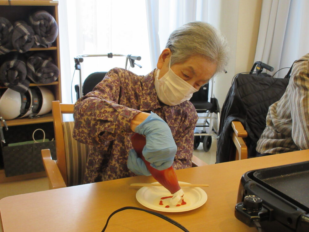 静岡市葵区老人ホーム_おやつレクミニピザ作り
