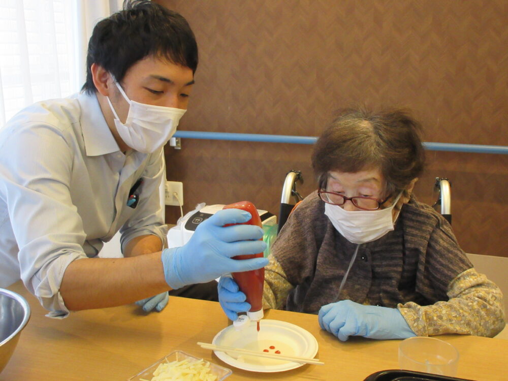 静岡市葵区老人ホーム_おやつレクミニピザ作り