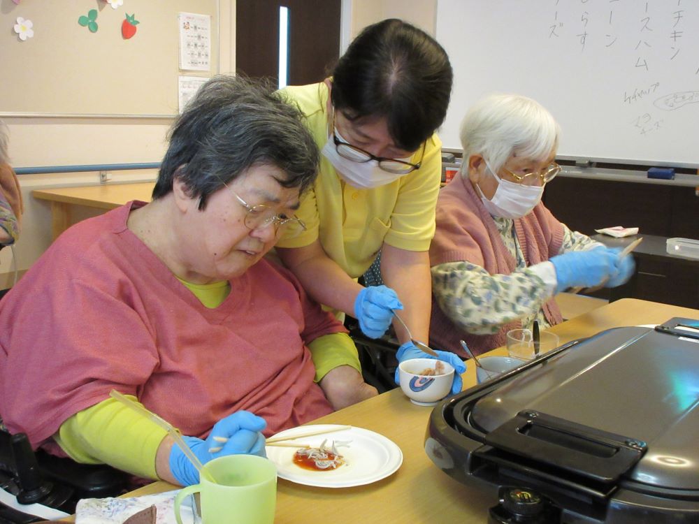 静岡市葵区老人ホーム_おやつレクミニピザ作り