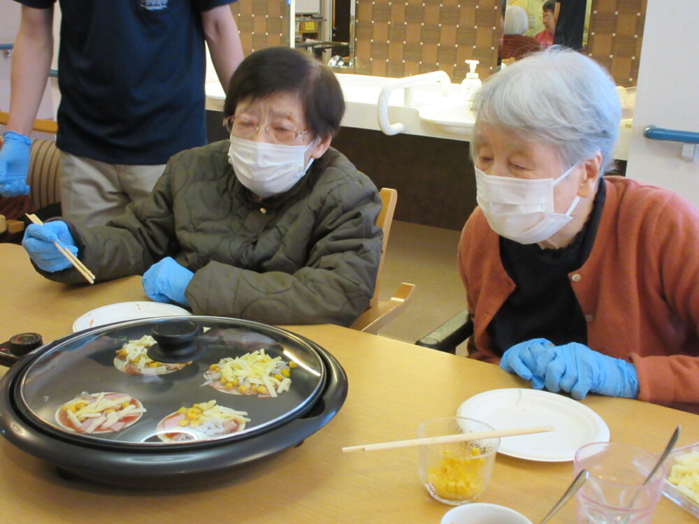 静岡市葵区老人ホーム_おやつレクミニピザ作り