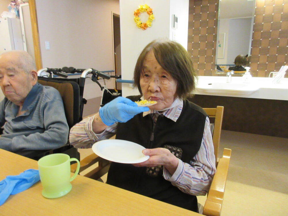 静岡市葵区老人ホーム_おやつレクミニピザ作り