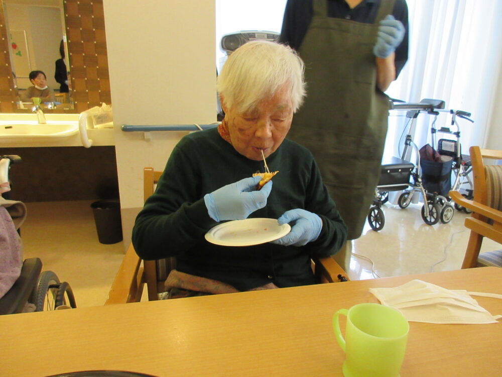 静岡市葵区老人ホーム_おやつレクミニピザ作り