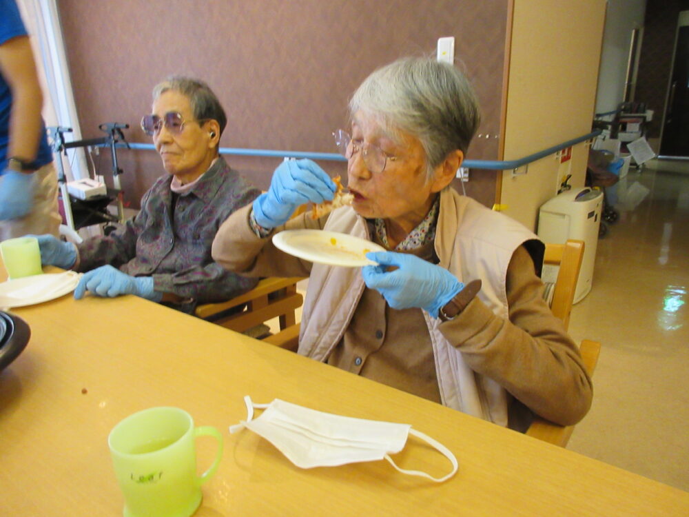 静岡市葵区老人ホーム_おやつレクミニピザ作り