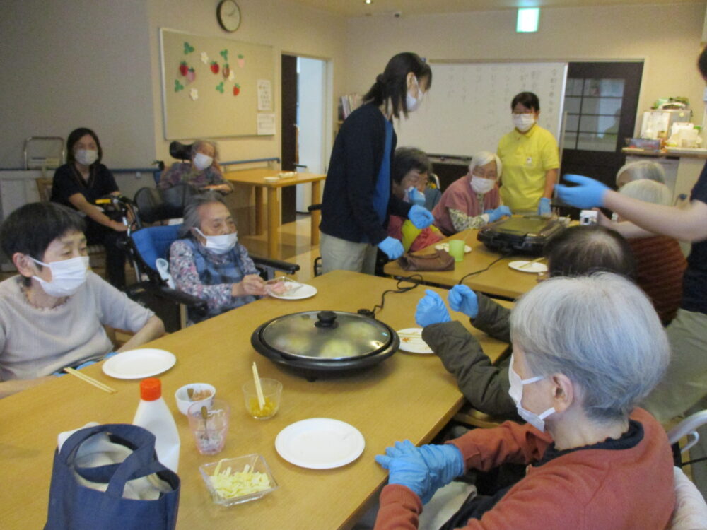 静岡市葵区老人ホーム_おやつレクミニピザ作り