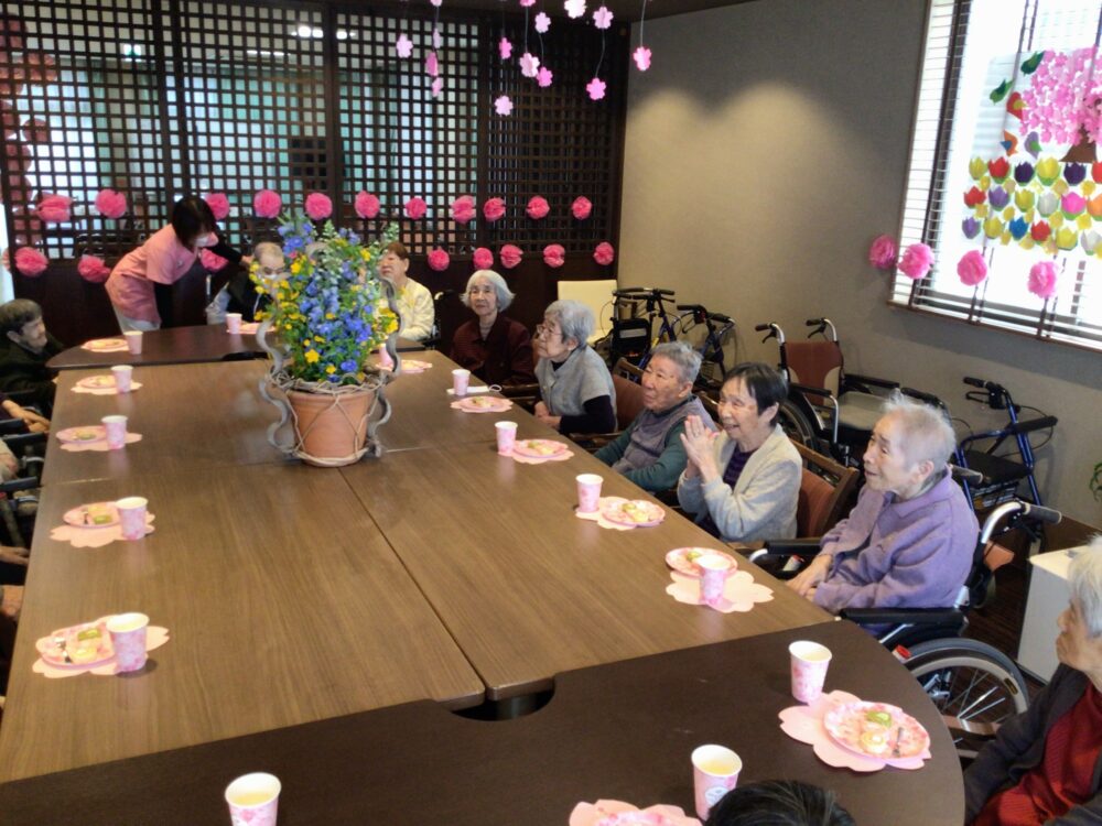 浜松市老人ホーム_春を感じるお花見とお花見会