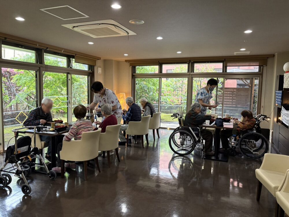 静岡市葵区有料老人ホーム_お食事処花水木で海鮮ちらし寿司を楽しむ