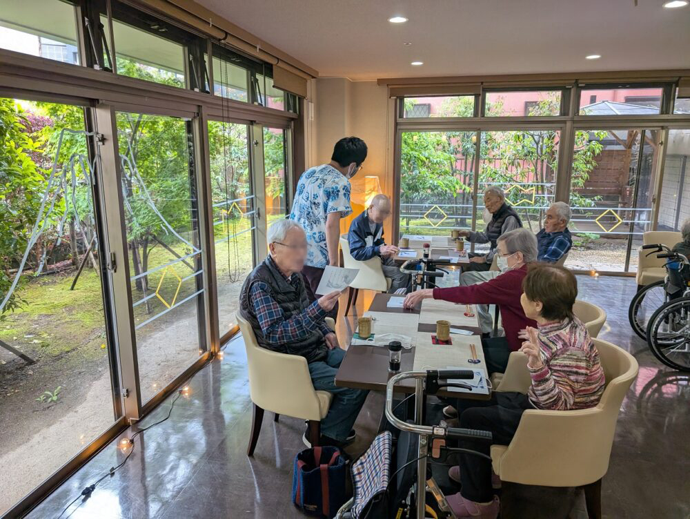 静岡市葵区有料老人ホーム_お食事処花水木で海鮮ちらし寿司を楽しむ