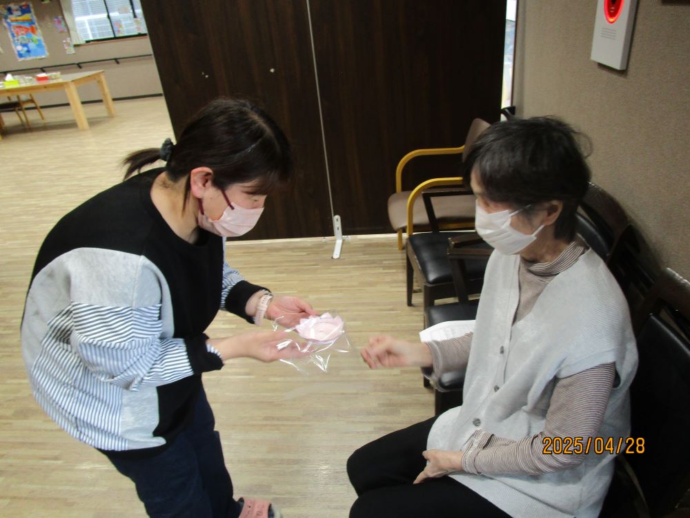 静岡市清水区老人ホーム_コースターを作ってケアマネさんにプレゼントしよう
