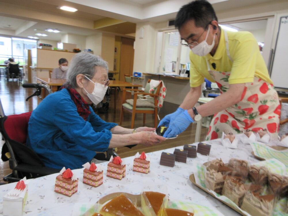 静岡市葵区有料老人ホーム_ケーキバイキング