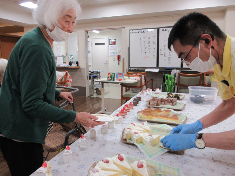 静岡市葵区有料老人ホーム_ケーキバイキング