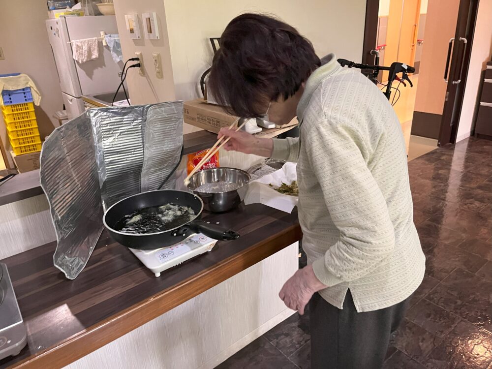 静岡市駿河区有料老人ホーム_新茶の芽の天ぷら