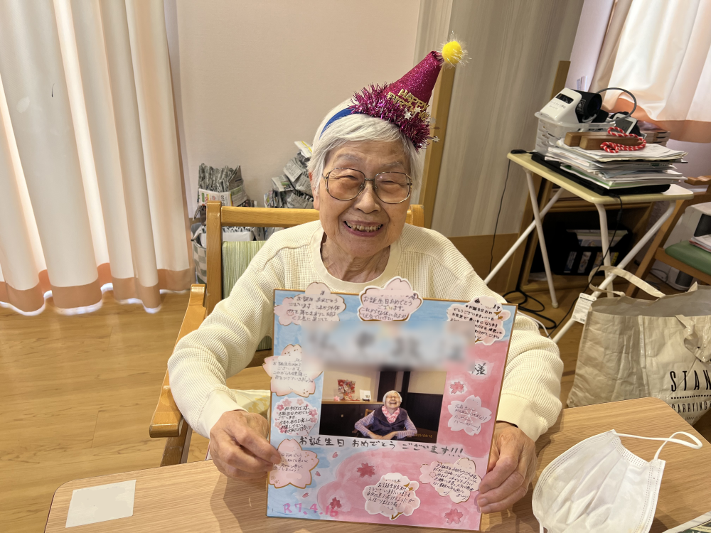 静岡市清水区老人ホーム_笑顔が満開 4月誕生日会開催