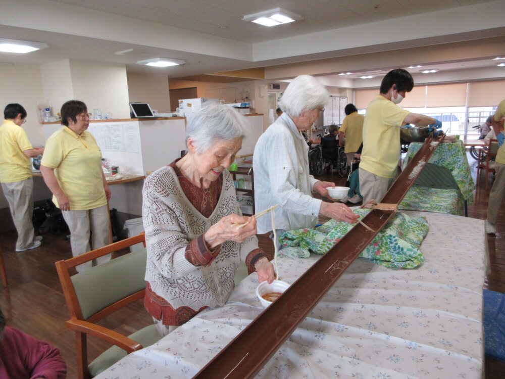 静岡市葵区有料老人ホーム_特別レクリエーション流しそうめん