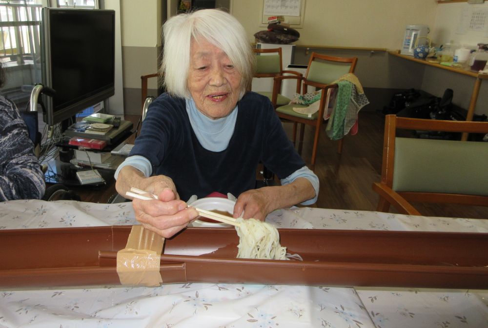 静岡市葵区有料老人ホーム_特別レクリエーション流しそうめん