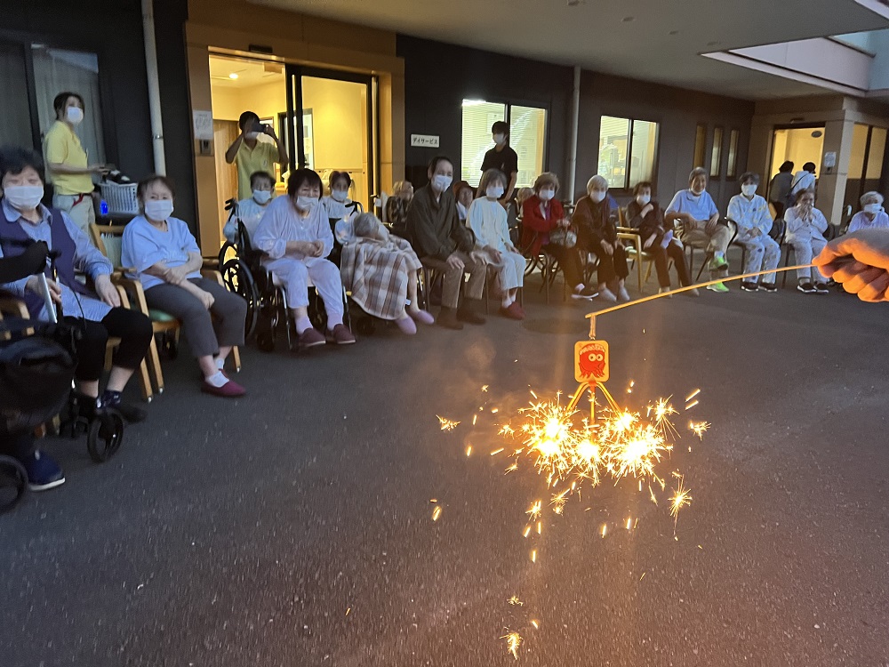 静岡市清水区老人ホーム_第8回花火大会開催