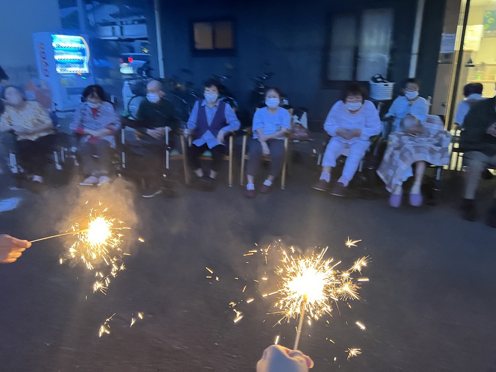 静岡市清水区老人ホーム_第8回花火大会開催