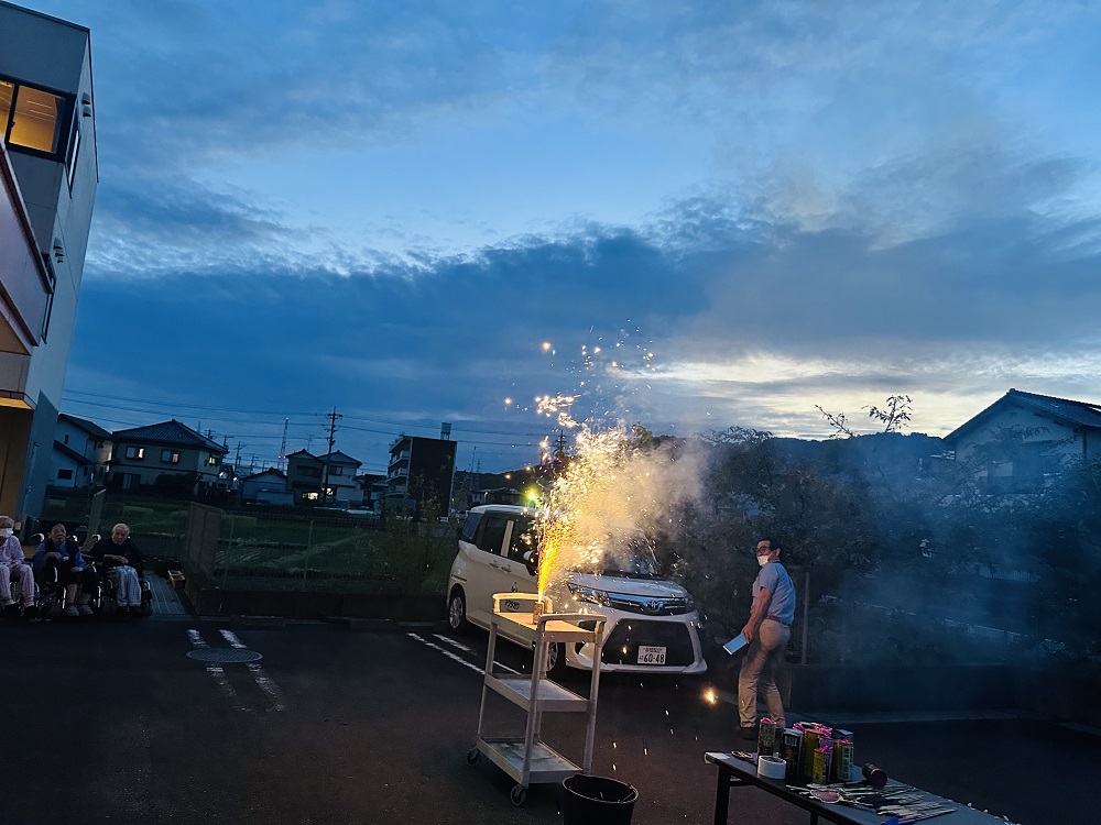 静岡市清水区老人ホーム_第8回花火大会開催