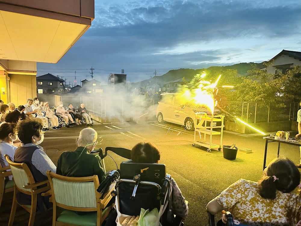 静岡市清水区老人ホーム_第8回花火大会開催
