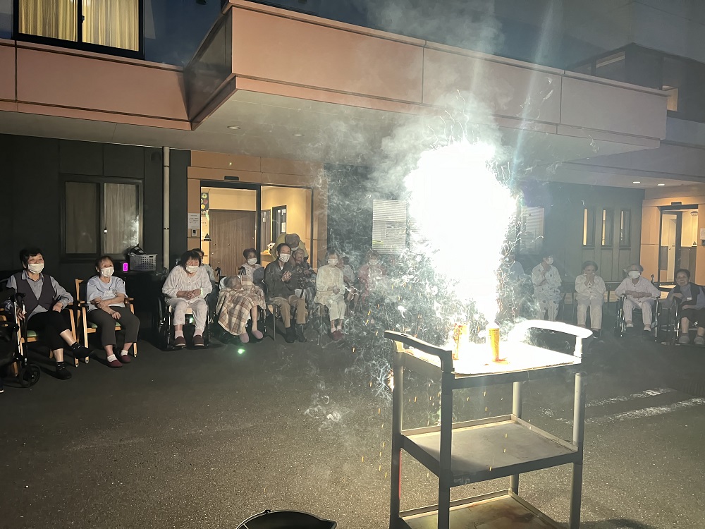 静岡市清水区老人ホーム_第8回花火大会開催