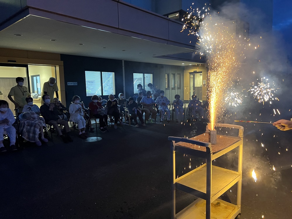 静岡市清水区老人ホーム_第8回花火大会開催
