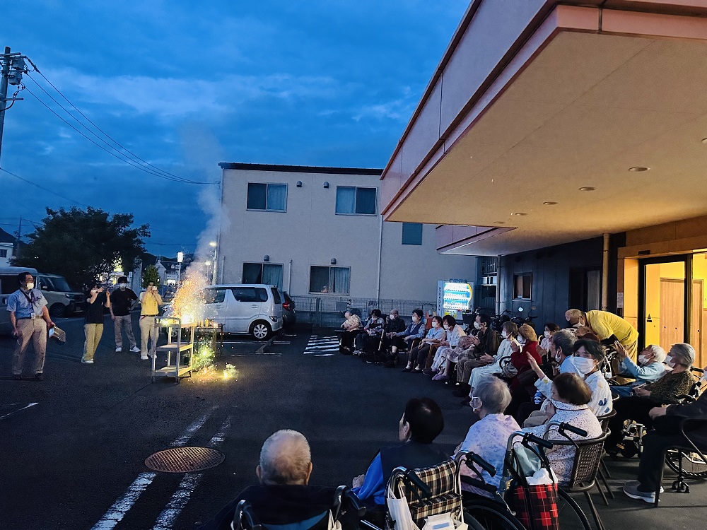 静岡市清水区老人ホーム_第8回花火大会開催