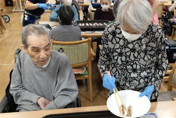 浜松市老人ホーム_秋をお届け旬の味覚を満喫第二段さんまの混ぜご飯