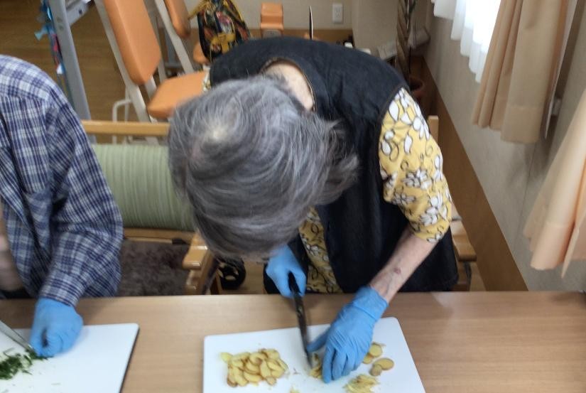 浜松市老人ホーム_秋をお届け旬の味覚を満喫第二段さんまの混ぜご飯