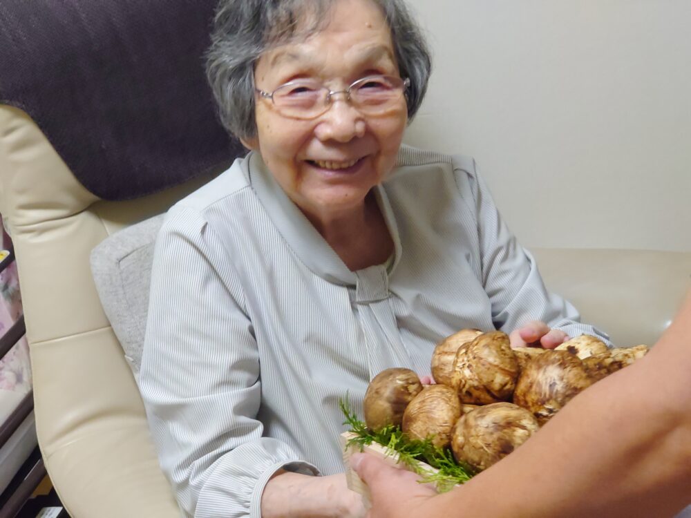 静岡市駿河区有料老人ホーム_秋の風物詩「松茸」を味わう贅沢なひととき