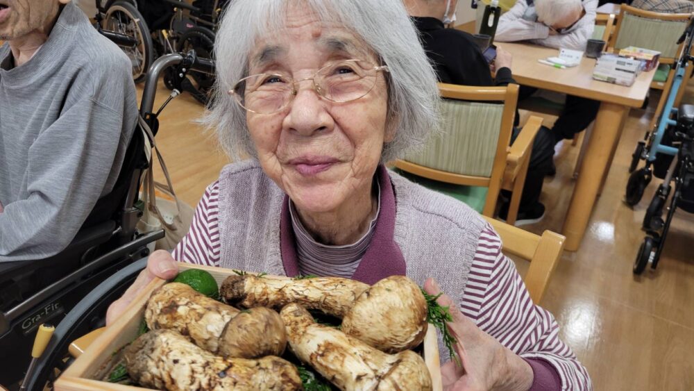 浜松市老人ホーム_秋をお届け旬の味覚を満喫第一弾松茸ご飯
