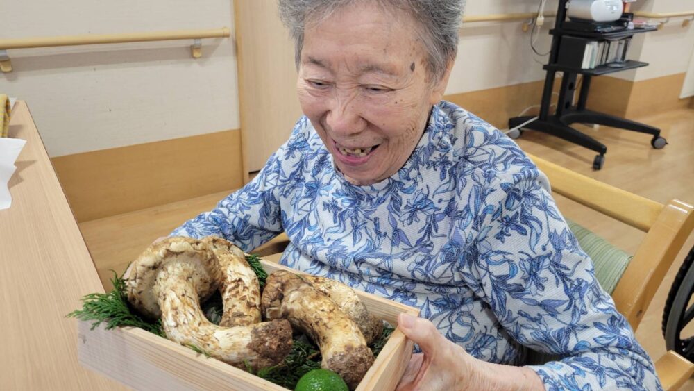 浜松市老人ホーム_秋をお届け旬の味覚を満喫第一弾松茸ご飯