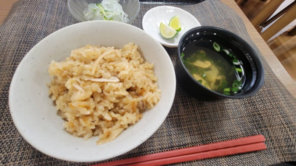 浜松市老人ホーム_秋をお届け旬の味覚を満喫第一弾松茸ご飯