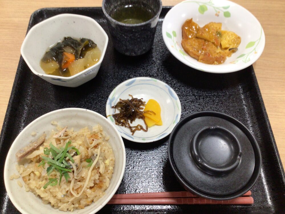 浜松市老人ホーム_秋をお届け旬の味覚を満喫第二段さんまの混ぜご飯