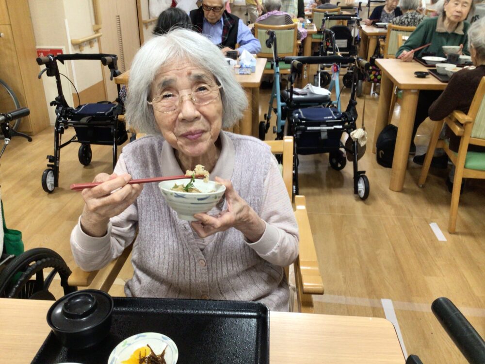 浜松市老人ホーム_秋をお届け旬の味覚を満喫第二段さんまの混ぜご飯