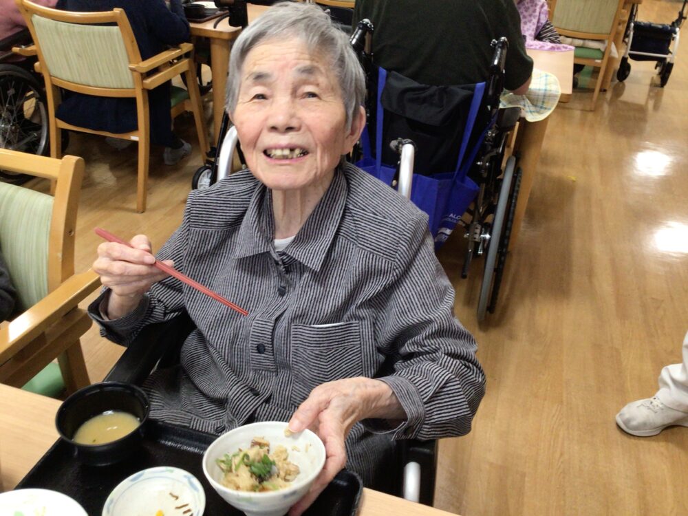 浜松市老人ホーム_秋をお届け旬の味覚を満喫第二段さんまの混ぜご飯