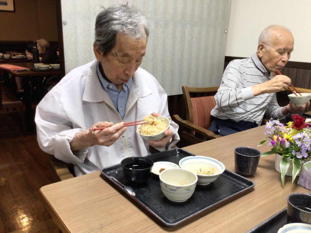 藤枝市老人ホーム_松茸ごはん