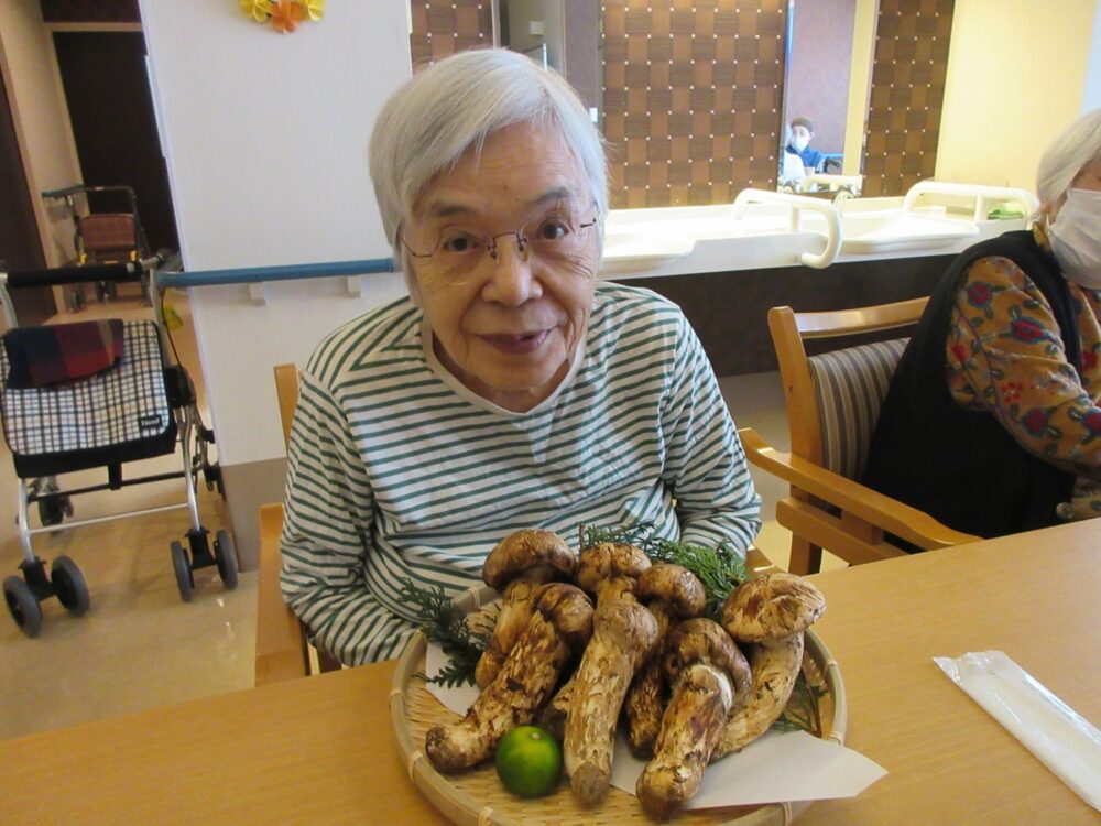 静岡市老人ホーム_秋の松茸を味わう季節 2024