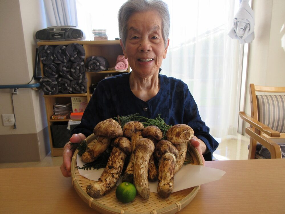 静岡市老人ホーム_秋の松茸を味わう季節 2024