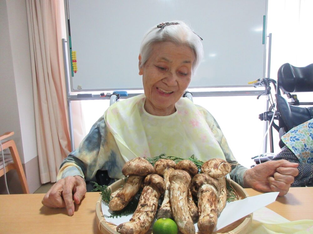 静岡市老人ホーム_秋の松茸を味わう季節 2024