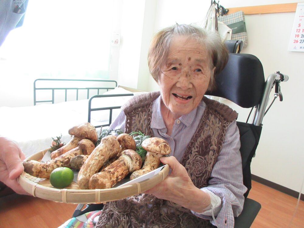 静岡市老人ホーム_秋の松茸を味わう季節 2024