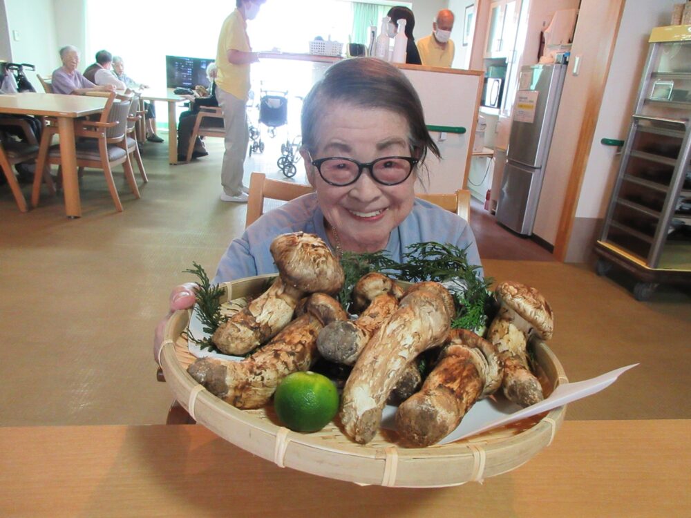 静岡市老人ホーム_秋の松茸を味わう季節 2024