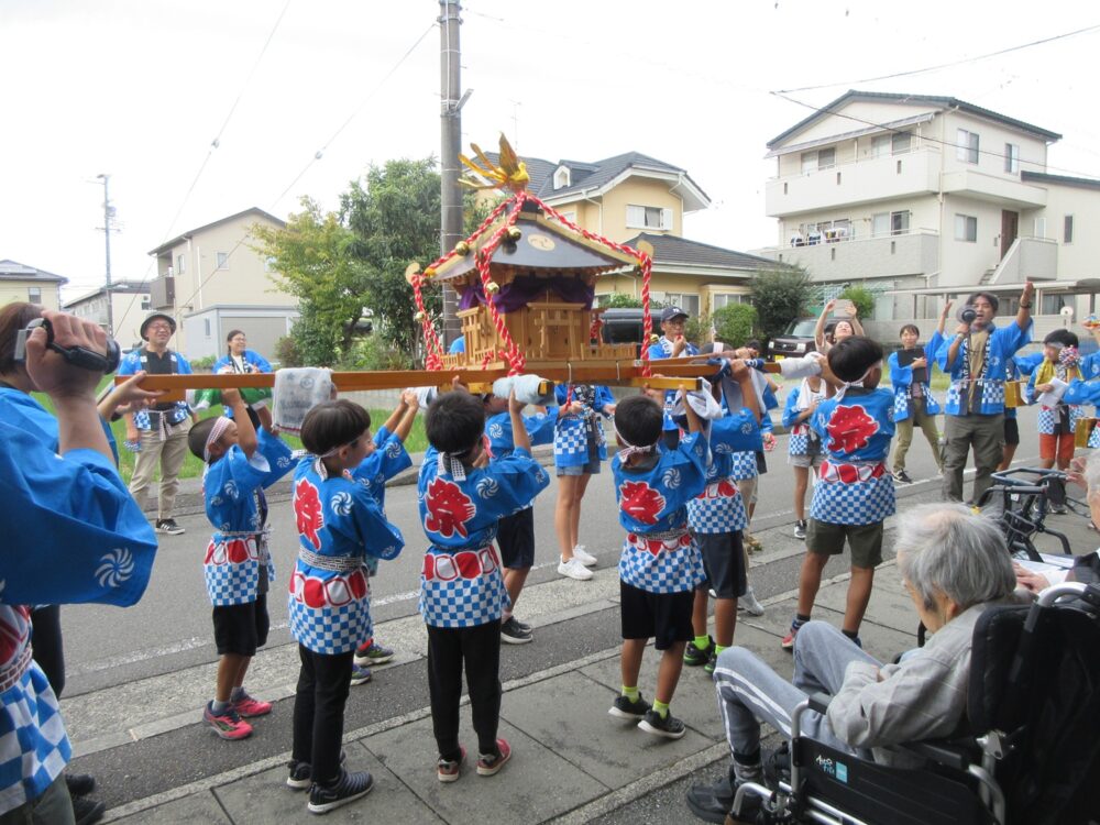 静岡市葵区老人ホーム_千代田子供みこしがやってきた